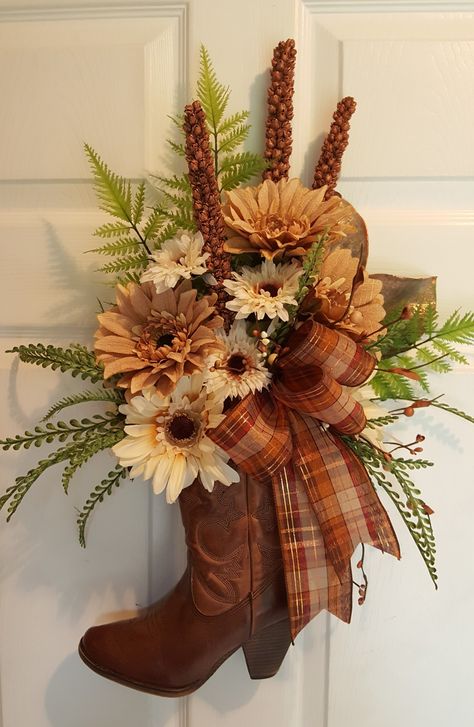 A cowboy boot wreath for Fall. marlas Cowboy Boot Centerpieces, Boot Wreath, Western Christmas Decorations, Cowboy Boot Crafts, Western Wreath, Boots Flowers, Lasso Rope, Western Wreaths, Cowboys Wreath