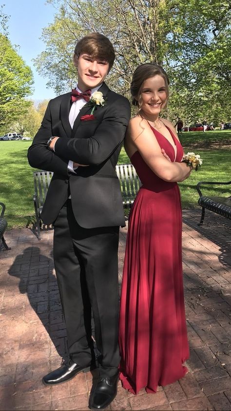 Maroon Prom Suit, Maroon Prom Couple, Burgundy Prom Couple, Red Tux Prom, Matric Dance Photoshoot, Prom Tuxedo Ideas, Promposal Ideas For Him, Winter Formal Ideas, Highschool Prom