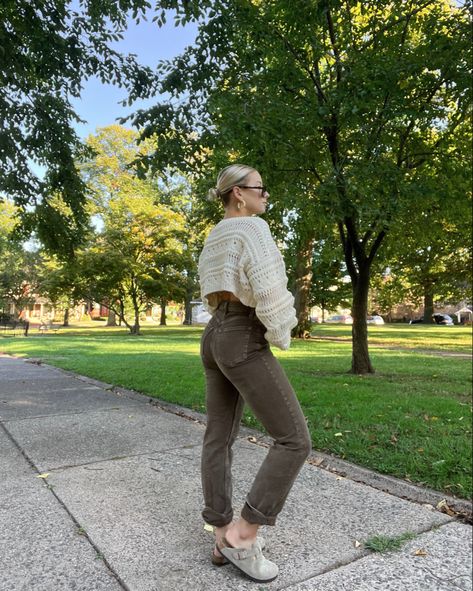 Brown Abercrombie Jeans, Birkenstock Boston Business Casual, Leather Boston Clogs Outfit, Women’s Birkenstock Clogs Outfits, Brown Clog Outfit, Mid September Outfits, Beige Clogs Outfits, Dark Brown Boston Clogs Outfit, Birkenstock Boston Mocha Outfit