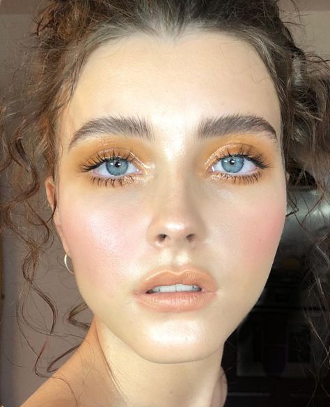 Maquiagem natural com olhos e bochechas marcadas Editorial Make-up, 70s Makeup, Yellow Eyeshadow, 2019 Makeup, Beauty Make-up, Makeup Guide, Editorial Makeup, Makeup Goals, Eye Make