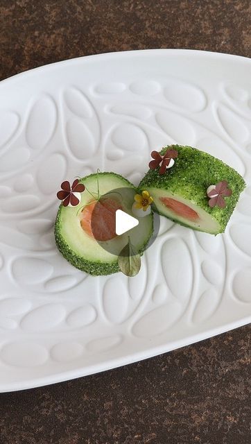 Luxury Finger Food, Salmon Cucumber Rolls, Cucumber Canapes, Avocado Mouse, Fine Dining Starters, Fine Dining Appetizers, Fancy Food Presentation, Salmon Cucumber, Cucumber Rolls