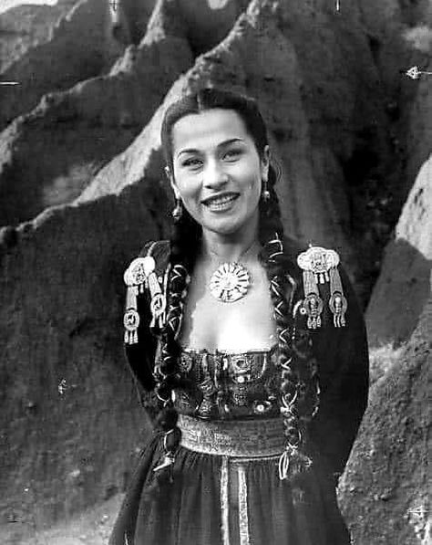 Yma Sumac, a descendant of Atahualpa, the last Incan emperor. Photo taken in the 1950s.✨ She is buried in Los Angeles Yma Sumac, Life Magazine Photos, Mexican Fashion, We Are The World, Foto Vintage, People Of The World, Photos Of Women, Traditional Dress, Life Magazine