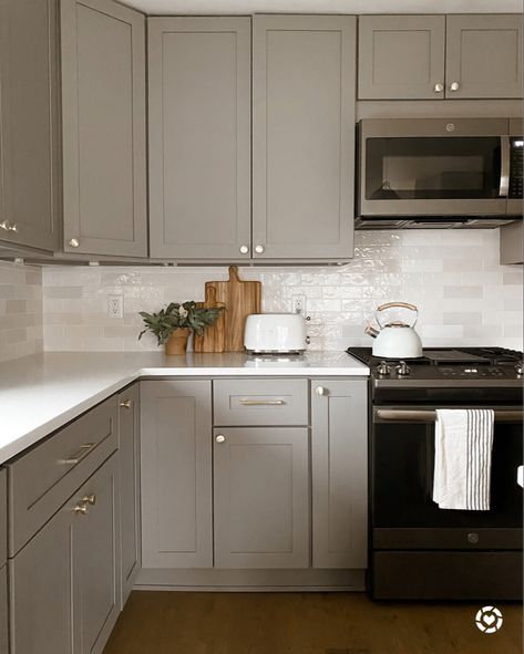 Pebble Grey Kitchen, Floor Renovation, White Ceramic Tiles, Basement Kitchen, White Backsplash, Ideas Casa, Pebble Grey, Kitchen Design Decor, Kitchen Cabinet Colors