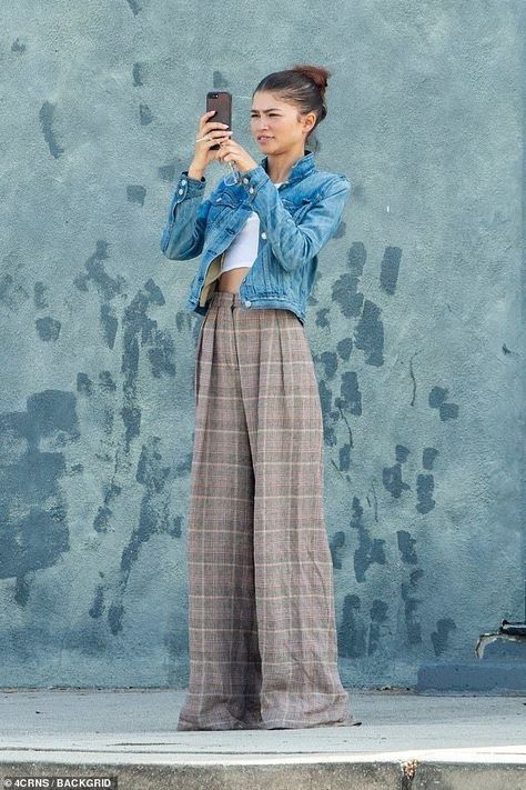 Zendaya Daily Outfit, South Korean Outfits, Tom Holland Outfits, Zendaya Street Style, Mode Zendaya, Estilo Zendaya, Zendaya Outfits, Zendaya Style, Street Outfit