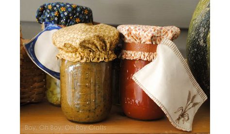 Tutorial: Reusable fabric mason jar covers Cloth Mason Jar Covers, Mason Jar Covers, Fun Art And Craft, Craft Nook, Jar Covers, Sewing Top, Art And Craft Ideas, Canning Lids, Fun Arts And Crafts