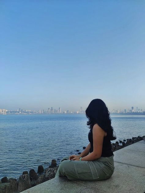 Bombay Beach Photoshoot, Mumbai Photoshoot Ideas, Marine Drive Photo Poses, Mumbai Outfit Ideas, Mumbai Places, Nainital Photography, Mumbai Photoshoot, Mumbai Trip, Marine Pictures