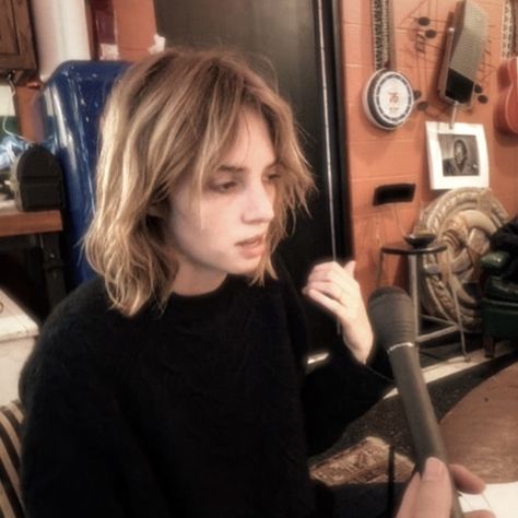 Maya Hawke Pfp, Maya Hawke, A Woman, Hair