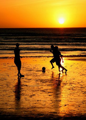 I really want to play soccer on the beach. So much love for both soccer and beaches Soccer On The Beach, Street Soccer, Beach Soccer, Soccer Art, Football Photography, Yoga Pictures, Soccer Life, Soccer Goal, Football Art