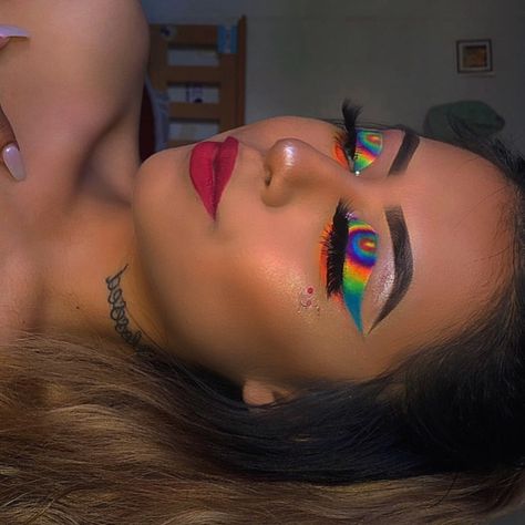 Mari ✨ on Instagram: “🍭I see the TYE DYE Trend going on so lemme hop on it one more time 😝🍭 Lashes In the style “SPARKLE” from @goldkroun 😍 . . I really been…” Tie Dye Makeup Looks, Tye Dye Makeup Look, Tie Dye Makeup Eye, Tye Dye Spirit Week, Tye Dye Makeup, Tie Dye Makeup, Makeup On Fleek, Makeup Eye Looks, Eye Makeup Art