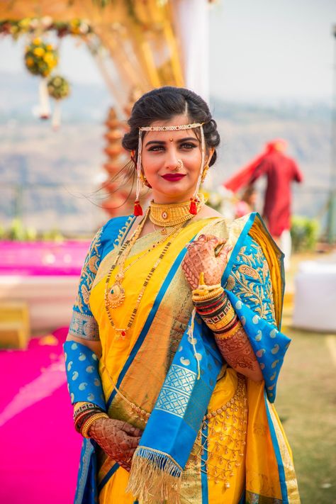 A Maharashtrian bridal look is incomplete without the kamarpatta. #maharashtra #maharashtrianjewellery #maharashtrianbride #maharashtriansaree #marathi #marathimulgi #marathistatus #marathiwedding #marathibride #marathitradition #marathimotivation #bridal #bridalhair #bridaljewelry #bridalmakeup #bridalwear #indian #indianwedding #indianfashion #indianbridal #nauvari Nauwari Bride Look, Marathi Outfit, Maharashtrian Navari Look, Yellow Navari Bridal Look, Maharashtrian Vidhi Look, Maharashtrian Bride Navvari, Maharashtrian Bride, Maharashtrian Wedding, Maharashtrian Jewellery