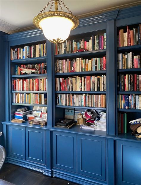 Painted Bookcase Georgian Built In Bookcase, Dark Blue Built In Bookshelves, Victorian Built In Bookcase, Closet Bookshelf, Living Room Ideas For Men, Closet Bookshelves, Blue Library, Blue Bookshelves, Blue Bookcase