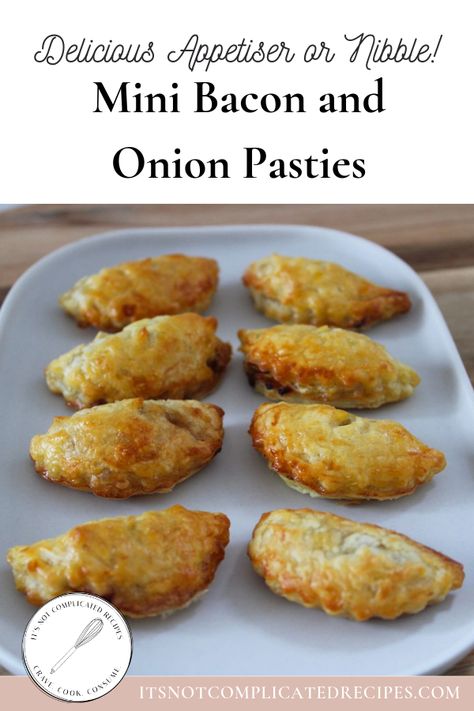 Mini Bacon and Onion Pasties Bacon Pastry, Pasties Recipes, Complicated Recipes, Peach Syrup, Bacon Appetizers, Savory Pastry, Pastry Pie, Savoury Recipes, Savory Appetizer