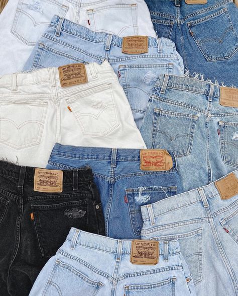 Selling Clothes Online Photos, Denim Aesthetic Photography, Jeans Flatlay, Thrift Finds Clothes, Clothing Flatlay, Levis Aesthetic, Denim Photography, Flatlay Clothes, Social Clothes