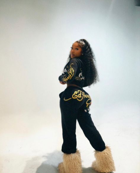 Ed Hardy Sweatsuit Outfit, Ed Hardy Outfit Black Women, Ed Hardy Outfit, Fur Boots Outfit, Cute Lazy Day Outfits, Pretty Girl Outfits, Streetwear Fashion Women, Cute Swag Outfits, Cute Everyday Outfits