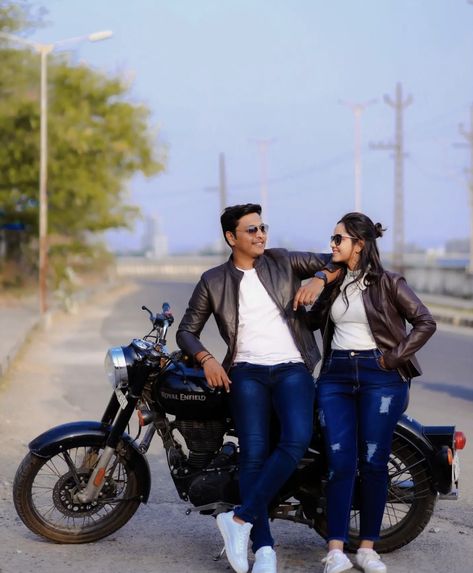 Bullet Couple Poses, Bike Couple Poses, Bike Pre Wedding Shoot, Couple Bike Photoshoot, Bike Couples Photography, New Dulhan Pose, Wedding Bike, Bike Pose, Pose Prewedding