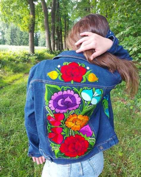 Vetements mexicains, robe mexicaine, vetements brodes, broderie mexicaine, bohemes, tenues traditionelles mexicaines, mode artisanale, veste en jean brodee de fleurs Flower Denim Jacket, Unique Denim Jacket, Mexican Boho, Flowers Dark, Hippie Clothing, Embroidered Denim Jacket, Hippie Outfits, Embroidered Denim, Strong Colors