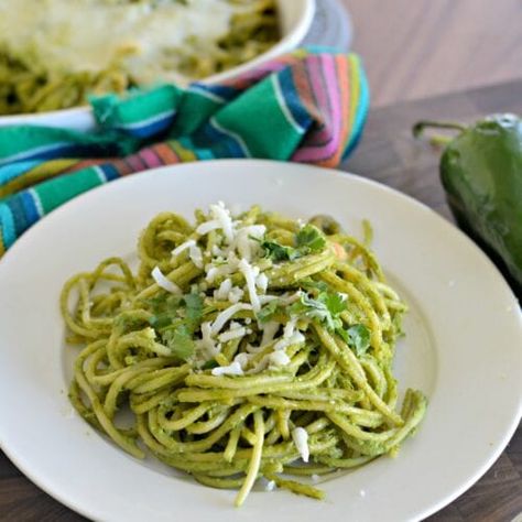 Espagueti Verde Mexicano - My Latina Table Green Spaghetti Recipe Mexican, Mexican Green Spaghetti, Green Spaghetti Recipe, Spaghetti Verde, Yay Recipes, Mexican Spaghetti, Poblano Sauce, Picadillo Recipe, Mexican Pasta