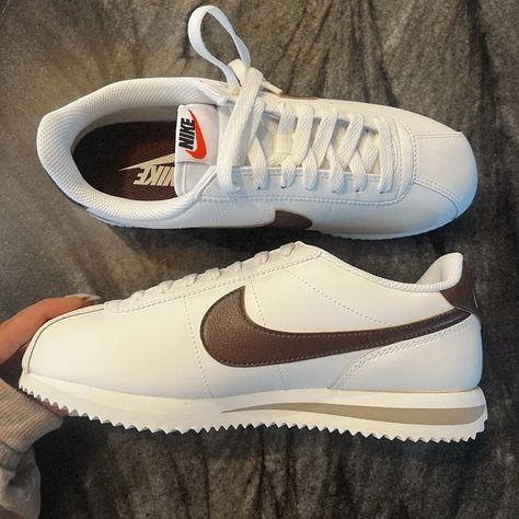 Brown Nike Cortez, Tenis Nike Cortez, Nike Cortez Outfit, Nike Cortez Women, Nike Cortez Shoes, Cortez Shoes, Asian Men Fashion, Nike Sacai, Balsam Hill