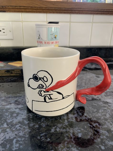 Snoopy Ceramic Ideas, Mug Design Ideas Painted, Functional Pottery Creative, Snoopy Pottery Painting, Taza Aesthetic, Snoopy Pottery, Clay Cup Ideas, Snoopy Ceramic, Aesthetic Cups