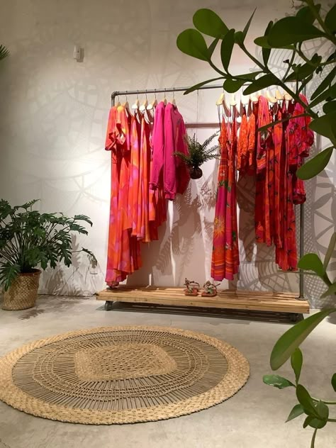 Boho Boutique Decor, Boho Store, Deco Jungle, Clothing Store Interior, Store Design Boutique, Beauty Room Decor, Showroom Interior Design, Boutique Interior Design, Boutique Decor