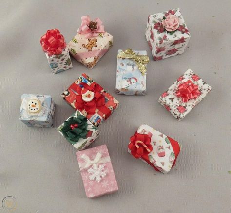 Dollhouse Miniature Christmas Presents Gifts 1:12 Scale OOAK Lot of 10 | #2028104514 Wrapped Christmas Presents, Snowman Plate, Pancake Art, Mini Christmas, Miniature Christmas, Pottery Plates, Candy Canes, Present Gift, Christmas Wrapping