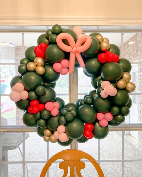 — get in the Christmas spirit with a beautiful wreath that requires ZERO watering & maintaining! Fun fact: my balloons can last up to 3… | Instagram Balloon Wreath, Company Christmas Party, Christmas Tree With Presents, Balloon Display, Mini Balloons, Balloon Arrangements, Christmas Balloons, Christmas Party Games, Mini Christmas Tree