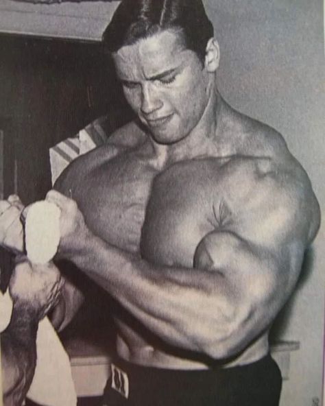 The legend Arnold Schwarzenegger ❤️🙏🏻 #BOOMchallenge Young Arnold Schwarzenegger, Arnold Workout, Arnold Bodybuilding, Arnold Schwarzenegger Bodybuilding, Angry Tiger, Schwarzenegger Bodybuilding, Drake Drizzy, Retro Fitness, Pinterest Tumblr