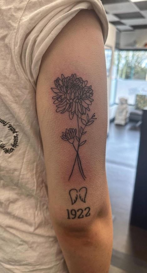 Crasanthama Flower Tattoo, Chrisantem Tattoo, Crysanthemum Tattoo Simple, Mum Flowers Tattoo, Chrysanthemum Tattoos, Apartment Family, Chrysanthemum Flower Tattoo, Tattoo Me, Chrysanthemum Tattoo