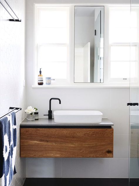 lavabo pegado a pared con toallero a la izd Bad Inspiration, Melbourne House, Floating Vanity, Trendy Bathroom, Bad Design, Bathroom Renos, Laundry In Bathroom, House Bathroom, Home Design Decor