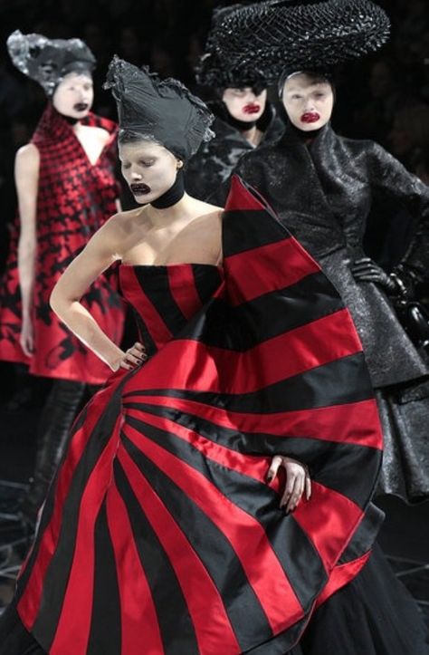 Alexander McQueen - Yeah I'm sure the models were thrilled to be turned into side show freaks. That's talent? Mmmmmmmm, sure. Alexander Mcqueen 2009, Horn Of Plenty, Alexander Mcqueens, Savage Beauty, Alexander Mcqueen Fashion, Mcqueen Fashion, Alexander The Great, Fashion History, British Style