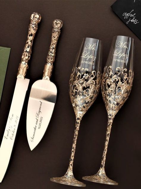 With a stylish hand-painted scroll design, this laser engraved of toasting flutes and cake serve set is available in an array of colors. Choose from a primary color from ivory, white, silver, champagne, rose gold, bronze or gold to perfectly accentuate your wedding theme. Gold And Bronze Wedding Theme, Bronze Wedding Theme, Reception Accessories, Wedding Reception Accessories, Elegant Wedding Ideas, Wedding Cake Server Set, Champagne Toasting Flutes, Bronze Wedding, Cake Serving Set