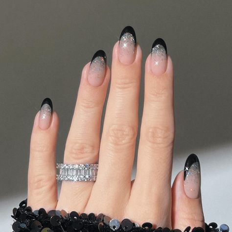 Black Almond Nails, Glitter Accent Nails, Ombre Nail Designs, Coffin Shape Nails, Black Nail Designs, Winter Nail Designs, New Year's Nails, Silver Nails, Makati