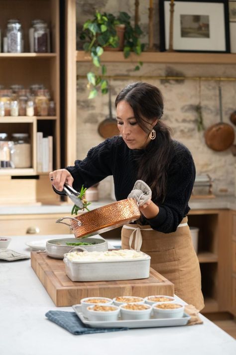 Friendsgiving Casserole, Stile Joanna Gaines, Gains Recipes, Magnolia Recipes, Magnolia Table Recipes, Joanna Gaines Kitchen, Family Lunches, Joanne Gaines, Joanna Gaines Recipes