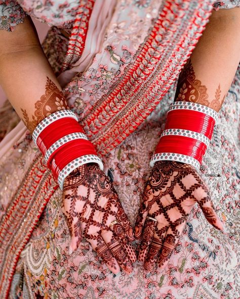 Choda Design, Chooda Designs Brides, Red Chooda, Chooda Designs, Bridal Chooda, Wedding Chura, Sikh Bride, Wedding Bangles, Choker Jewellery