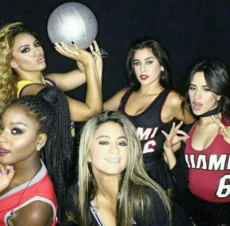 basketball babes ♔ Camila Cabello And Lauren Jauregui, Fifth Harmony Ally, Fifth Harmony Camren, Talking To The Moon, Camila And Lauren, Ally Brooke, X Factor, Best Dance, Lauren Jauregui