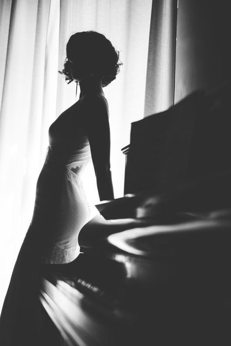 Piano Photoshoot, Piano Photography, Piano Photo, Piano Girl, Piano Art, Photo Class, Portrait Photography Women, Foto Vintage, Black And White Pictures