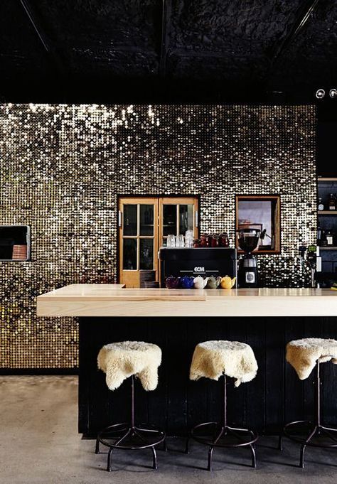 26 Beautiful Glam Kitchen Design Ideas To Try | DigsDigs Glamorous Kitchen, Glam Kitchen, Sequin Wall, Glitter Wall, Kitchen Counter Decor, Farmhouse Kitchen Cabinets, Pool Garden, Smitten Kitchen, Vogue Living