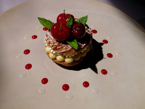 Paris Brest Plating, Sauce Plating, Fine Dining Plating, Plating Ideas, Plated Dessert, Foto Inspo, Dessert Presentation, Paris Brest, 1 Cake