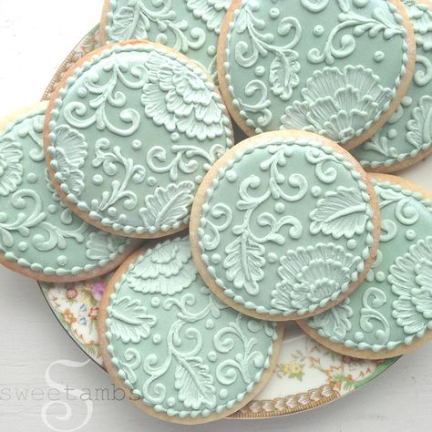 Color-Right Brush Embroidery, Easy Sugar Cookies, Cookie Tutorials, Sugar Cookie Designs, Pretty Cookies, Fancy Cookies, Beautiful Cookies, Flower Cookies, Cookies Decorated