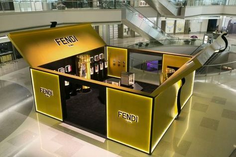 Montar pop up store  #tienda #popupstore Iconic Accessories, Popup Store, Temporary Store, Fendi Store, Pop Up Bar, Kiosk Design, Exhibition Booth Design, Pop Up Stores, Display Design