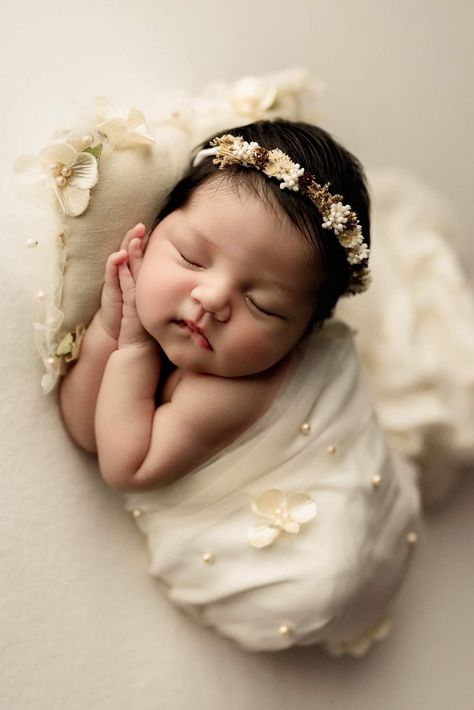 Newborn Baby Girl Photoshooting Ideas, Newborn Photography Flowers, Flower Newborn Pictures, Newborn Photos With Flowers, Newborn Photography Theme, Newborn Photography Girly, Newborn Photoshoot With Flowers, Newborn Fairy Photoshoot, Monthly Pictures