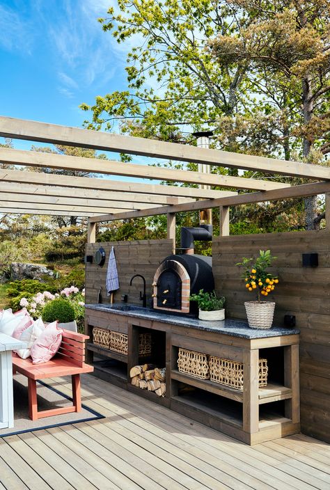 Small Outdoor Kitchens, Outdoor Bbq Area, Outdoor Sanctuary, Outdoor Bbq Kitchen, Backyard Kitchen, Outdoor Kitchen Patio, Outdoor Gardens Design, Diy Outdoor Kitchen, Outdoor Pergola