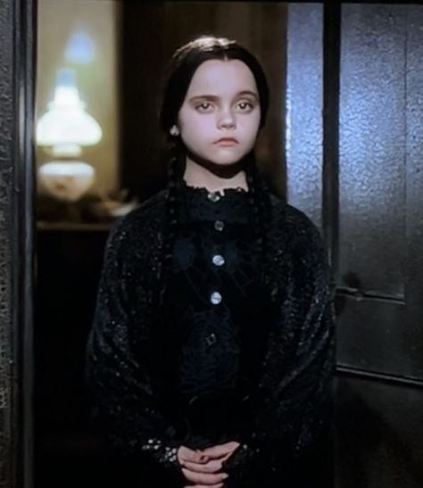 Wensday Adams 1991, Addams Family 90s, Iconic Asian Characters, Iconic Horror Characters, Curly Haired Characters Movie, Wednesday Christina Ricci, Addams Family Astethic, Original Wednesday Addams, Old Wednesday Addams