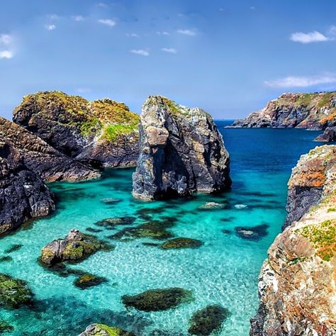 Paul Sampson on Instagram: “Sometimes you just cant beat Kynance Cove on a sunny day 😍  #scenicbritain #cornwall #kernow #lovecornwall #britain #uk #uk_shots #water…” Kynance Cove, Cornwall Beach, Uk Places, Counties Of England, Uk Beaches, St Ives Cornwall, Beach Weather, Cornwall England, St Ives