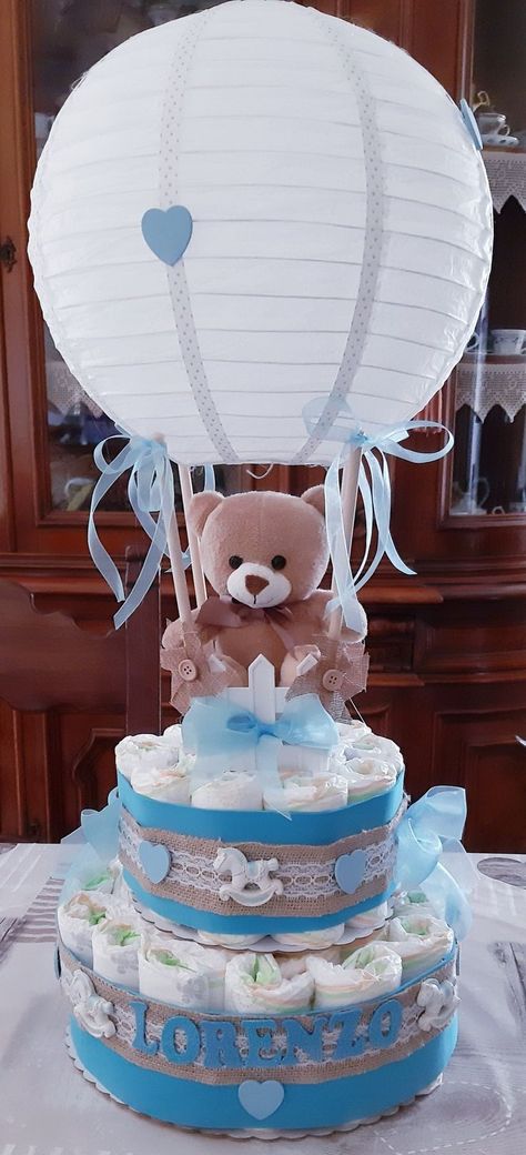 Diaper Cakes For Baby Boy, Pampers Cake, Hot Air Balloon Diaper Cake, Diaper Gifts, Idee Babyshower, Baby Shower Baskets, Baby Shower Deco, Baby Shower Crafts