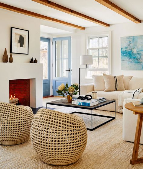 nantucket_interior_design_simplicity_02 Modern Coastal House, Nantucket Interior Design, Nantucket Interior, Nantucket Beach House, Beach Apartment Decor, Coastal Family Rooms, Nantucket Beach, Beautiful Beach Houses, Dining Room Chair Slipcovers