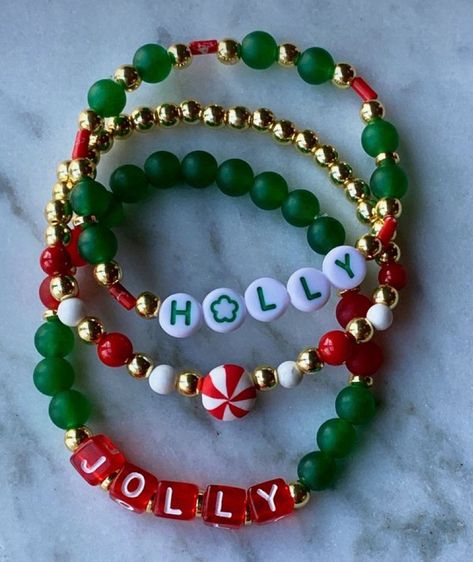 Clay Beads Christmas, Preppy Christmas Bracelet Ideas, Christmas Braclets Ideas, Ideas Pulseras, Christmas Bracelet Ideas, Christmas Jewelry Diy, Holiday Bracelets, Beaded Memory Wire Bracelets, Bead Charms Diy