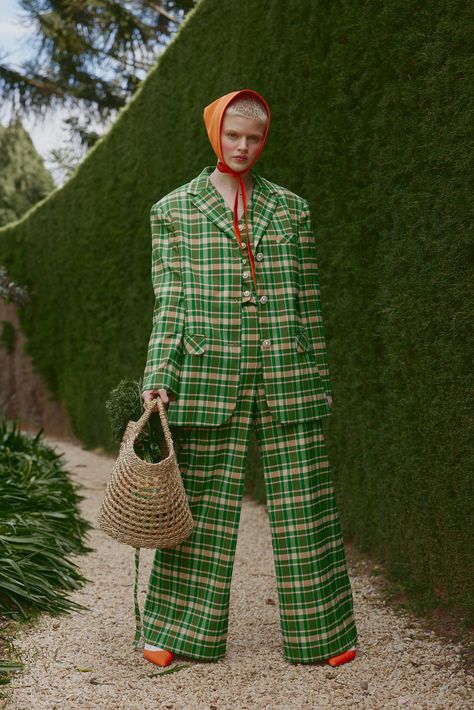 In their homage to Cher Horowitz's iconic suit sets, House of Campbell drew inspiration from Scotland's verdant landscapes for their creation, the Verdant vest. Featuring a vibrant green check pattern, the vest captures nature's artistry with a blend of charm and comfort, including an adjustable D-ring strap at the back for wearer convenience. This playful nod to 90s fashion, when paired with their kilt-inspired mini skirt, allows wearers to step into their own Clueless-inspired dreams with effo Suit Colour Combination Women, Pattern Suits Women, Green Plaid Mini Skirt, Vintage Womens Suit, Plus Size Eccentric Fashion, Green Set Design, Womens Green Suit, Menswear Inspired Womenswear, Pink Green Outfit