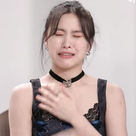 itzy ryujin Ryujin Angry, Ryujin Angry Face, Black And White Stickers, Reaction Face, Crazy Love, Meme Faces, Funny Reaction Pictures, Korean Idol, Dress Sewing Patterns