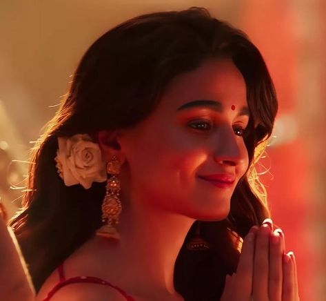 Alia Bhatt Aesthetic Icons, Flower Hairstyles, Indian Makeup Looks, Court Marriage, Onam Outfits, Feminine Urge, Wedding Lehenga Designs, Actress Hairstyles, Celebrity Casual Outfits